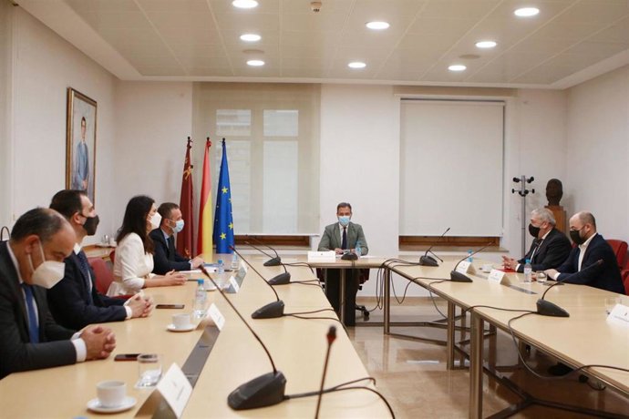 La reunión convocada por el consejero de Presidencia, Turismo y Deportes con los grupos parlamentarios de la Asamblea contó con la asistencia únicamente de los representantes de PP, Ciudadanos y Vox.