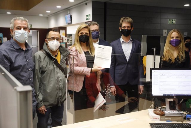 Foto de família dels grups municipals de l'oposició de Badalona després de registrar la moció 