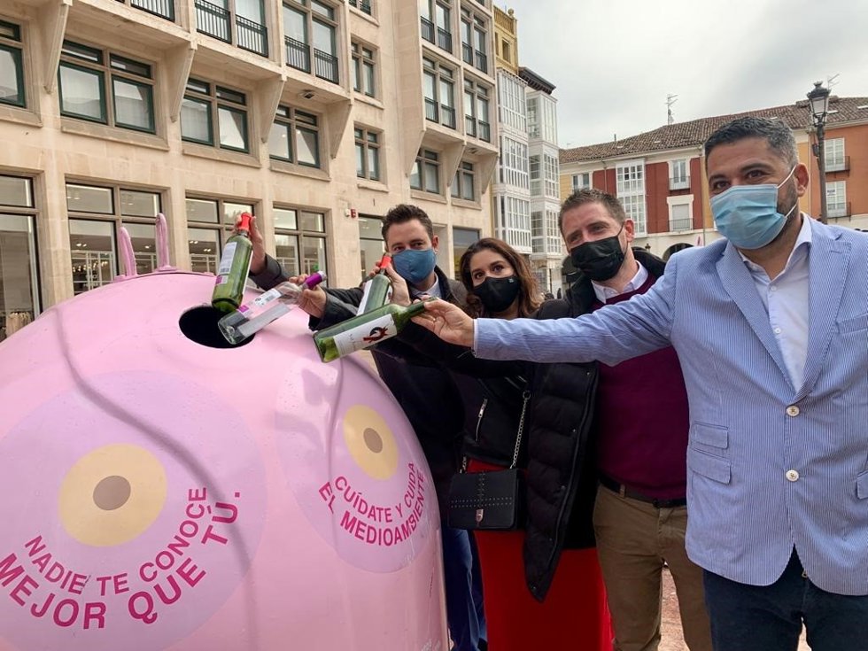 El alcalde de Burgos, Daniel de la Rosa; los concejales de Sanidad y Medio Ambiente, Estrella Paredes y Josué Temiño; y el representante de Ecovidrio Juan Carlos Agustina.
