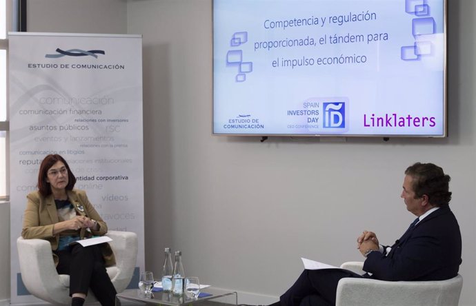 La presidenta de la CNMC, Cani Fernández, y el socio y director del área de Defensa de la competencia e Inversiones extranjeras de Linklaters, Jaime Pérez-Bustamante