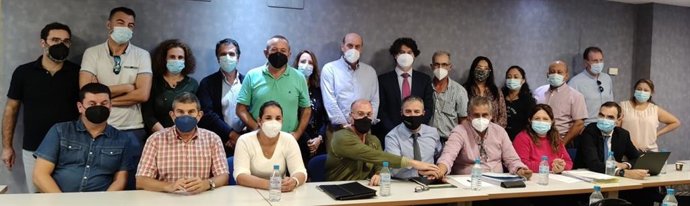 En el centro, Enrique Bruna(CCOO), Fernando Gómez (Proexport) y Pedro Peña (UGT) estrechan sus manos tras la firma del Convenio Colectivo junto al resto de negociadores