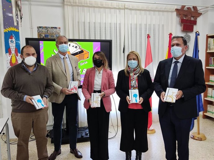 La consejera de Educación, Rocío Lucas, junto a responsables de la Junta en Soria, presenta una nueva iniciativa de fomento a la lectura.