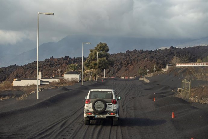 La cendra del volc de Cumbre Vieja cobrix la zona turistica de la localitat de Puerto Naos