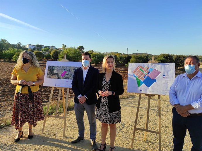 El Ayuntamiento de Alcalá de Guadaíra ha renegociado de forma ventajosa el convenio para la adquisición de unos suelos que completarán un vacío urbano y permitirán ofrecer dotaciones para toda la ciudad.