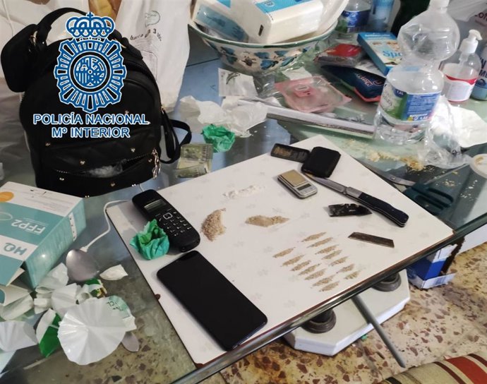 Droga y utensilios intervenidos en la vivienda en Jerez.