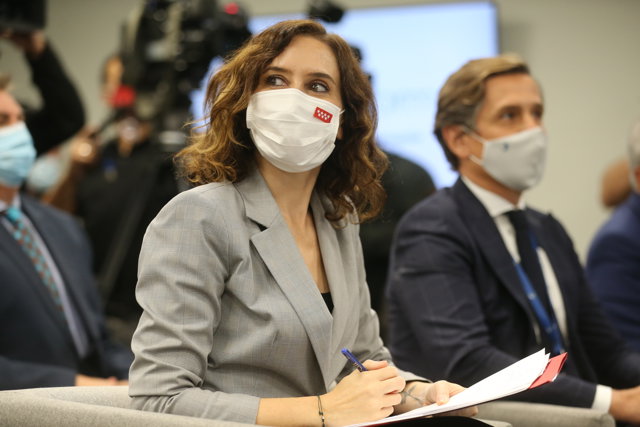 La presidenta de la Comunidad de Madrid, Isabel Díaz Ayuso, durante una visita a la sede de Servinform, a 22 de octubre de 2021, en Torrejón de Ardoz