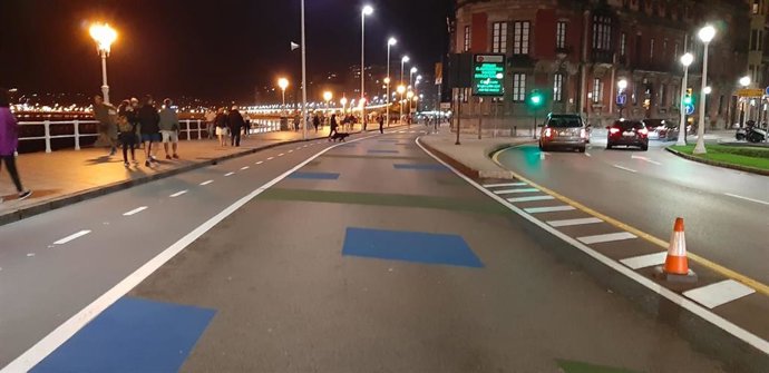 Archivo - Zona peatonalizada del paseo del Muro, rebautizada popularmente como el 'Cascayu', en Gijón