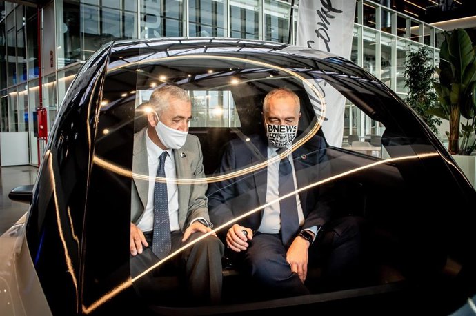 El responsable de The e-Miles Company, Mike Hastewell, y el delegado especial del Estado en el CZFB