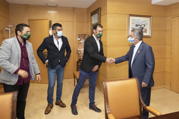 El presidente de Cantabria, Miguel Ángel Revilla, recibe al secretario general de la asociación profesional de la Guardia Civil Jucil, Ernesto Vilariño