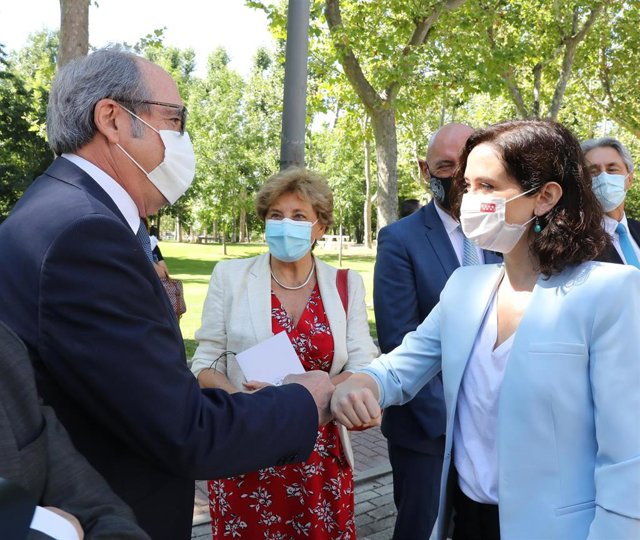 Ayuso considera que Gabilondo no tuvo su mejor momento durante la campaña pero le desea éxitos como Defensor del Pueblo Archivo - La presidenta de la Comunidad de Madrid, Isabel Díaz Ayuso, saluda al ex candidato del PSOE a la Presidencia de la Comunidad de Madrid, Ángel Gabilondo, en la toma de posesión de la nueva rectora de la UAM, en la Universidad Autónoma de Madrid,