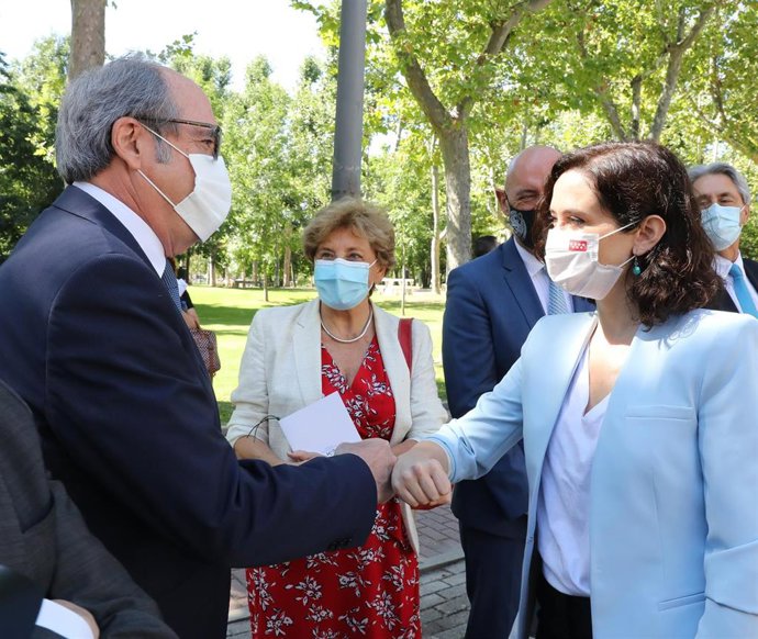 Archivo - La presidenta de la Comunidad de Madrid, Isabel Díaz Ayuso, saluda al ex candidato del PSOE a la Presidencia de la Comunidad de Madrid, Ángel Gabilondo, en la toma de posesión de la nueva rectora de la UAM, en la Universidad Autónoma de Madrid