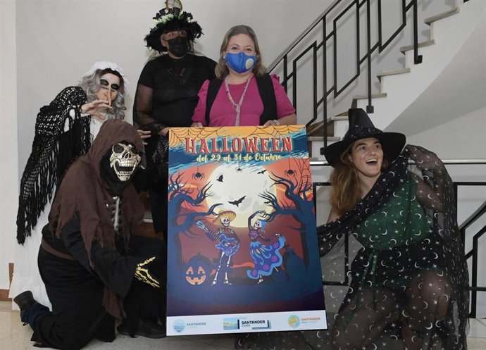 La concejala Lorena Gutiérrez con el cartel de Halloween