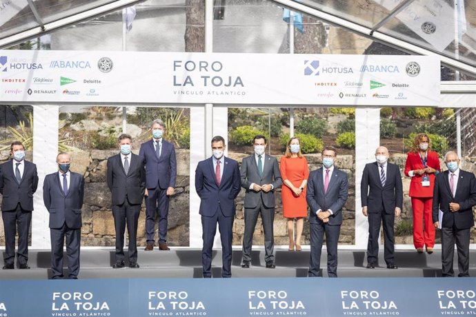 Archivo - Fotografía de familia durante el acto de clausura del II Foro La Toja-Vínculo Atlántico celebrado en la Isla de Toja, Pontevedra, Galicia, (España), a 3 de septiembre de 2020.
