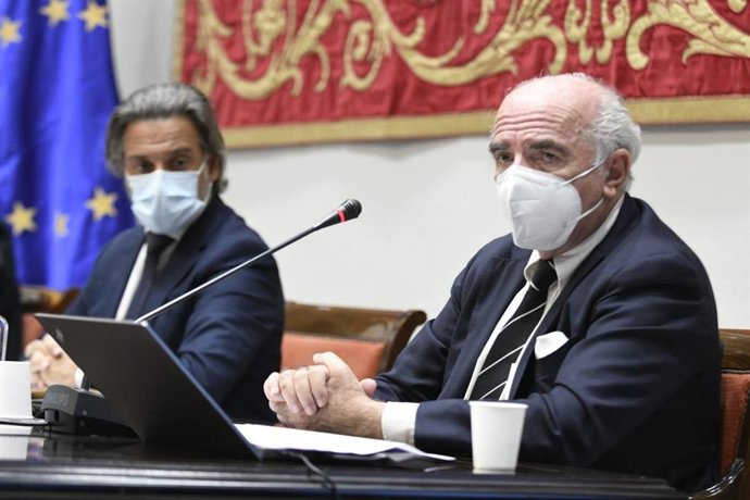 Juan Carlos Sanz-Bruz, hijo del 'Angel de Budaspest', en una conferencia en el Parlamento de Canarias junto al presidente de la Cámara, Gustavo Matos
