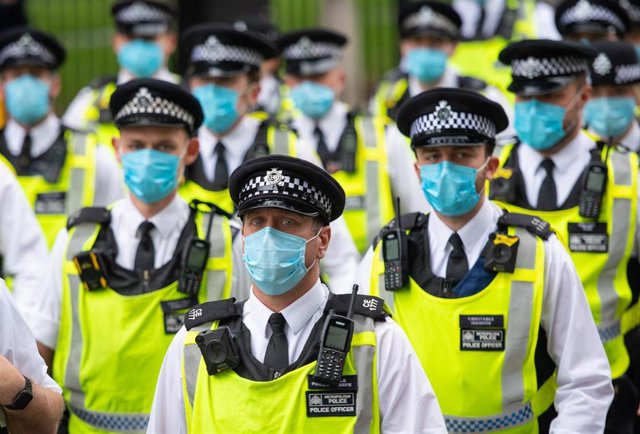 Archivo - Policías con mascarilla en Londres desplegados ante una protesta del movimiento Extinction Rebellion.