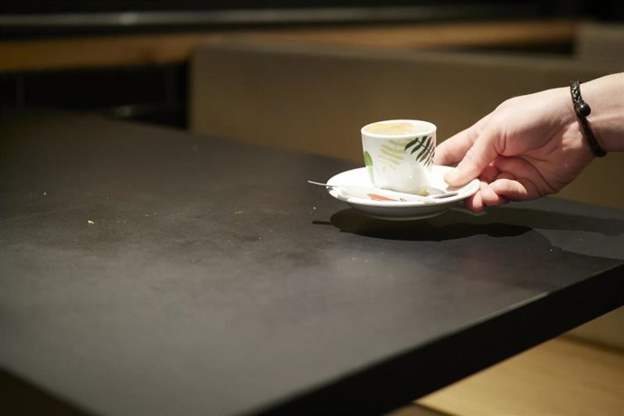 Archivo - Un café en el interior de un bar en Pamplona.