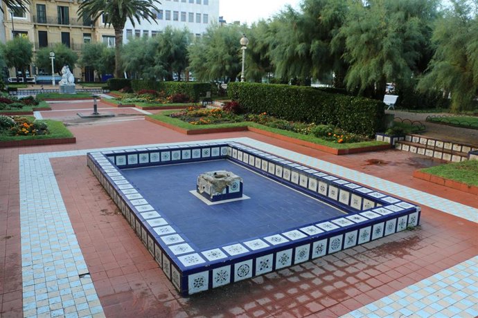 La escultura ya ha sido retirada para su reparación.