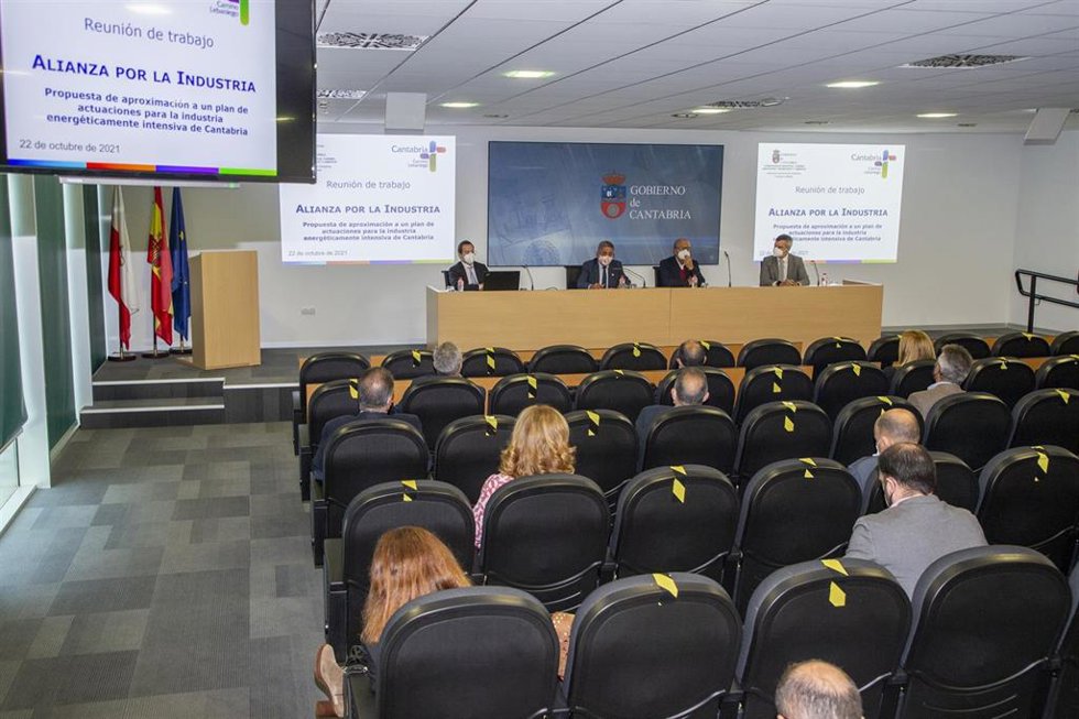 El Presidente De Cantabria, Miguel Ángel Revilla, Y El Consejero De Industria, Javier López Marcano, Presiden La Reunión De La Alianza Por La Industria De Cantabria Para Abordar La Situación De Las Empresas Electrointensivas.