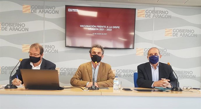 El responsable del área de vacunas del Gobierno de Aragón, Luis Gascón, el director general de Salud Pública, Francisco Javier Falo, y el responsable de Atención Primaria y Hospitalaria del Salud, Javier Marzo.