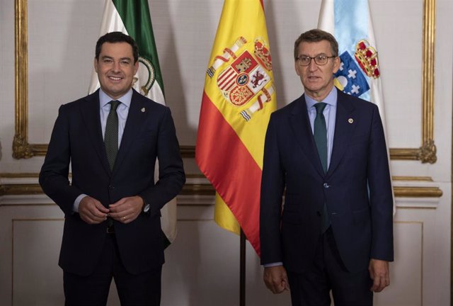 El presidente de la Junta, Juanma Moreno (i), recibe al presidente de la Xunta de Galicia, Alberto Núñez Feijóo (d), para celebrar el I Encuentro Andalucía-Galicia. A 22 de octubre de 2021, en Sevilla (Andalucía, España).