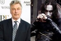 La familia de Brandon Lee, sobre la tragedia de Alec Baldwin: "Nadie debería morir de un disparo en un rodaje"