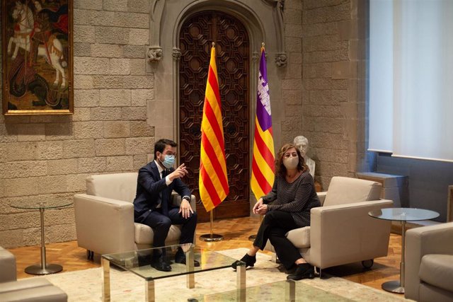 El presidente de la Generalitat, Pere Aragonès (i), durante un encuentro con la presidenta de Baleares, Francina Armengol (d), en el Palau de la Generalitat, a 22 de octubre de 2021, en Barcelona, Catalunya (España). Los presidentes catalán y balear se re