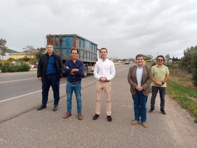 El portavoz del PP en el Consell de Mallorca, Lloren Galmés, en la carretera entre Felanitx y Manacor acompañado de otros representantes del partido.