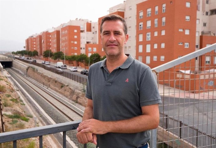 Archivo - El diputado nacional del PP Miguel Ángel Castellón junto a las vías del tren en Almería.