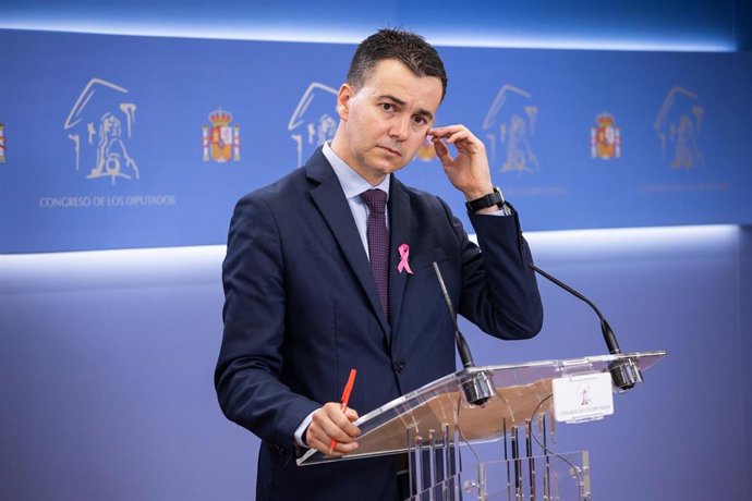 El portavoz del Grupo Parlamentario Socialista en el Congreso de los Diputados, Héctor Gómez, interviene en una rueda de prensa anterior a una Junta de Portavoces en el Congreso de los Diputados, a 19 de octubre de 2021, en Madrid, (España).