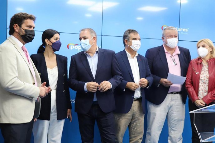 El senador del PP, Francisco Bernabé, ofrece una rueda de prensa junto con sus homólogos, Violante Tomás y Juan María Vázquez, y la portavoz del PPRM, Miriam Guardiola, y el vicesecretario de Organización del PPRM, Francisco Abril