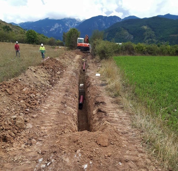 Trabajos De Endesa Para Cerrar Una Anilla Eléctrica.