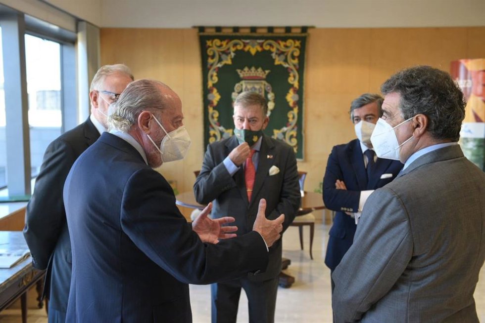 El presidente de la Diputación de Sevilla, Fernando Rodríguez Villalobos, junto a la junta directiva de la Asociación Cuerpo Consular de Sevilla