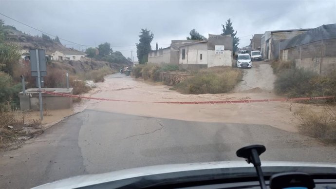Tramo de vía inundada en Totana (Murcia), a consecuencias de las lluvias