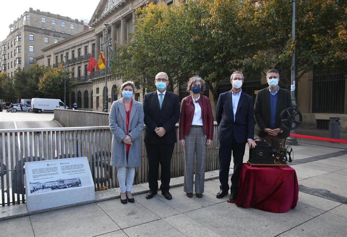 Representantes del Gobierno de Navarra y del Ayuntamiento de Pamplona, junto a la placa.