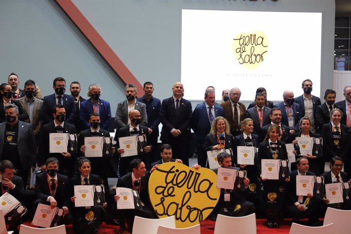 Llorente con los premiados en el Salón Gourmets