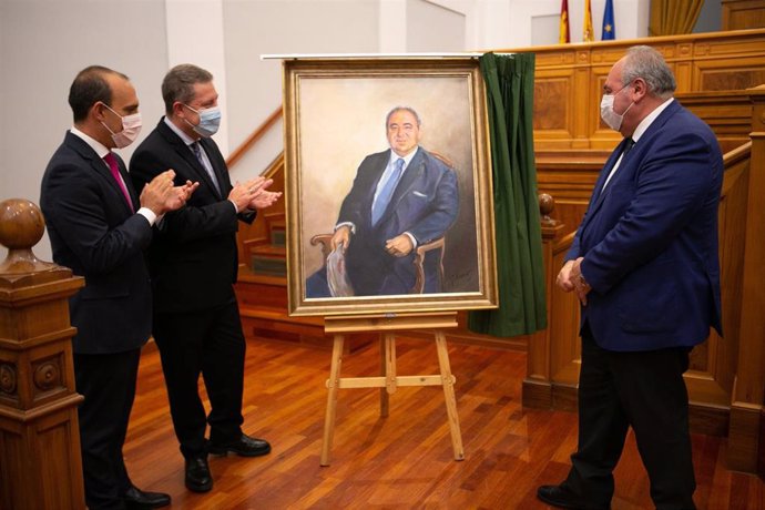 Vicente Tirado descubre el cuadro que le reconoce como expresidente de las Cortes