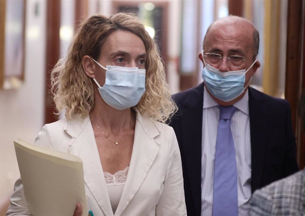 La presidenta del Congreso de los Diputados, Meritxell Batet, y el diputado de Vox, Ignacio Gil Lázaro, a su salida tras una reunión con los miembros de la Mesa de la Cámara, en el Congreso de los Diputados, a 21 de octubre de 2021, en Madrid, (España).