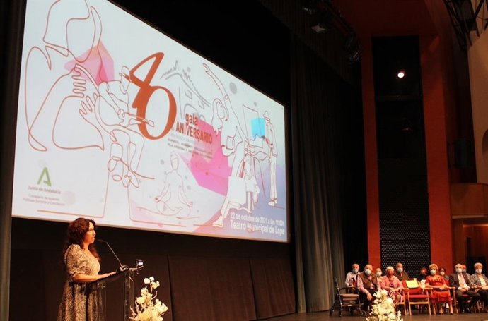 La Consejería de Igualdad, Políticas Sociales y Conciliación, Rocío Ruiz, en la gala por el 40 aniversario de los CPA de Almonte, Ayamonte, Bollullos, Isla Cristina, Lepe y Valverde (Huelva).
