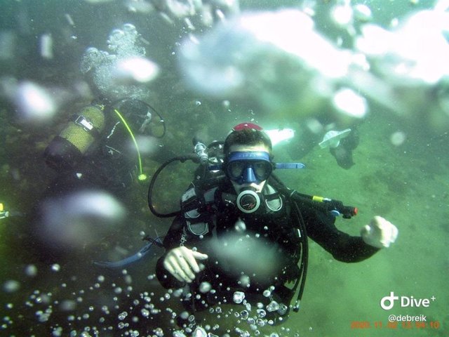 Buceador bajo el agua