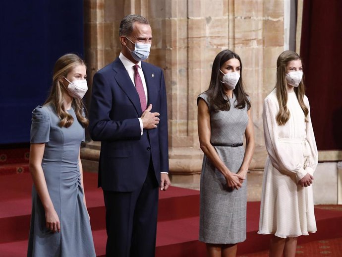 Los Reyes y sus hijas en la recepción a los galardonados con el Premio Princesa de Asturias 2021 en el hotel Reconquista