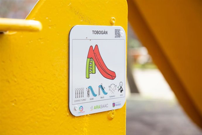 Archivo - Pictograma o placa visual instalada en un parque para niños con espectro autista (archivo)