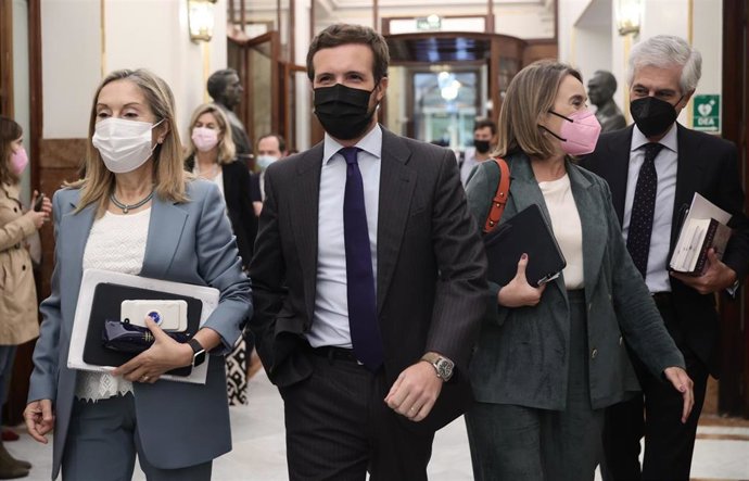 La vicesecretaria de Política Social del PP, Ana Pastor; el presidente del PP, Pablo Casado; la portavoz del PP en el Congreso, Cuca Gamarra; y el secretario cuarto de la Mesa del Congreso de los Diputados, Adolfo Suárez Illana, a su llegada al Congreso.