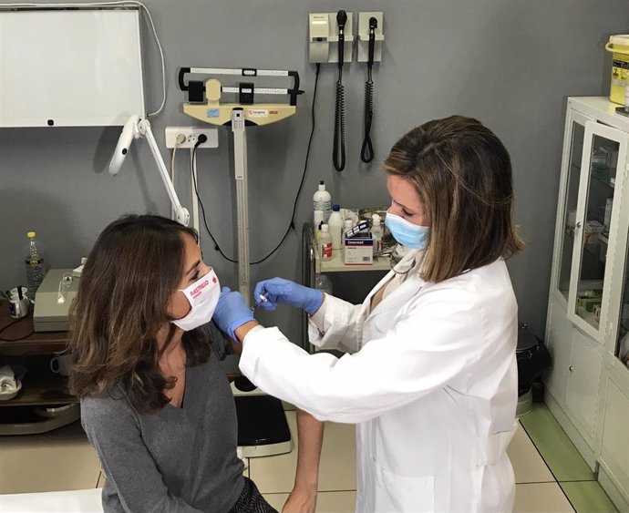 La consejera municipal de Hacienda y Régimen Interior, María Navarro, se vacuna contra la gripe