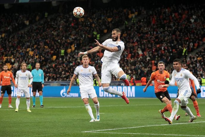 Karim Benzema intenta un remate de cabeza en el Shakhtar-Real Madrid de la Liga de Campeones 2021-2022