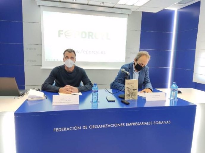 Óscar Caso (izda) y Miguel Ángel Ortiz analizan el sector porcino en Castilla y León