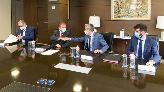 El vicepresidente, Pablo Zuloaga, durante la firma del convenio para la creación de la cátedra ENSA