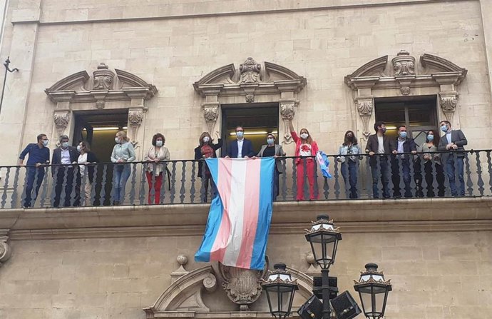 El Ayuntamiento de Palma cuelga la bandera Trans para conmemorar el Día Internacional de la Despatologización Trans.