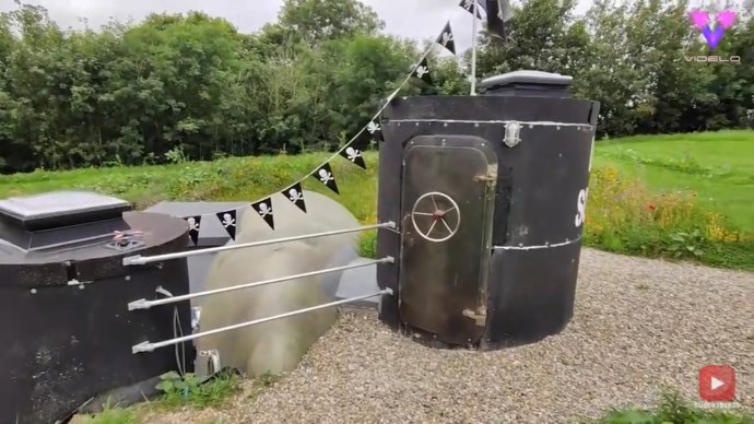 Un extravagante camping de Reino Unido cuenta con un HMS Sonar transformado en cabaña para pasar la noche
