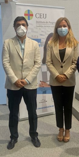 La directora del Instituto de Posgrado de la Fundación San Pablo Andalucía CEU, María Luisa Ríos, y el presidente de la Secee, el doctor José Miguel Barquero