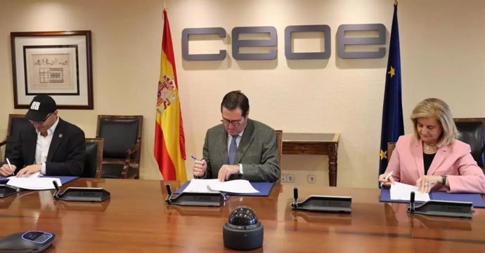 Hada Patrovi (Fundación Code.org), Antonio Garamendi y Fátima Bañez durante la firma del acuerdo